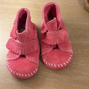 Minnetonka sz 4 infant front strap booties